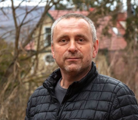 Ušao sam u vezu sa 46-godišnjom ženom, a kad sam došao u njen stan zažalio sam što je poznajem: Ostavio sam je bez reči