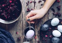 Farbanje jaja čajem daje suptilne i elegantne tonove koji odišu svežinom: Ova prirodna metoda će vas oboriti s nogu