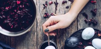 Farbanje jaja čajem daje suptilne i elegantne tonove koji odišu svežinom: Ova prirodna metoda će vas oboriti s nogu