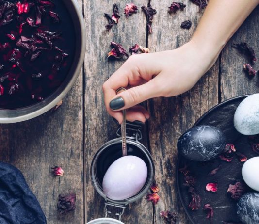 Farbanje jaja čajem daje suptilne i elegantne tonove koji odišu svežinom: Ova prirodna metoda će vas oboriti s nogu