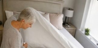 Snaha je gotovo svaki dan mijenjala posteljinu, opravdavajući ljubav prema čistoći: ali jednog dana svekrva je podigla deku, ugledala čudan trag na plahti i saznala strašnu tajnu o svojoj snahi