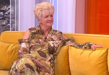 Anđa nije mogla da ima decu, pa joj je jetrva u tajnosti poklonila svoju bebu Slavicu: Od cele Jagodine krile su tajnu, a živele pod istim krovom