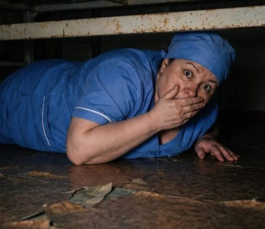 Noć kada je istina ispuzala ispod kreveta: hrabrost jedne sanitarke razotkrila tihi teror u sobi broj 7