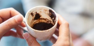 Evo gdje treba bacati talog od kave i zašto ga sve više ljudi posipa po terasama