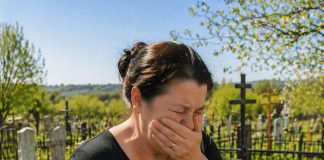 Na groblju sam tražila njegovu „pokojnu“ ženu, a našla istinu koja je sahranila naš brak Na groblju sam tražila njegovu „pokojnu“ ženu, a našla istinu koja je sahranila naš brak - featured image