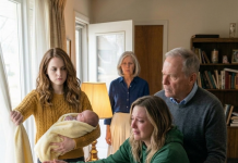 Ušla sam u roditeljsku kuću držeći svoju novorođenu bebu u naručju kad mi je sestra iznenada istrgnula dijete. Roditelji se nisu ni pomakli. „Potpiši kuću i auto na sestru. Odmah.“ Slabo sam se nasmijala. „Molim… upravo sam rodila.”