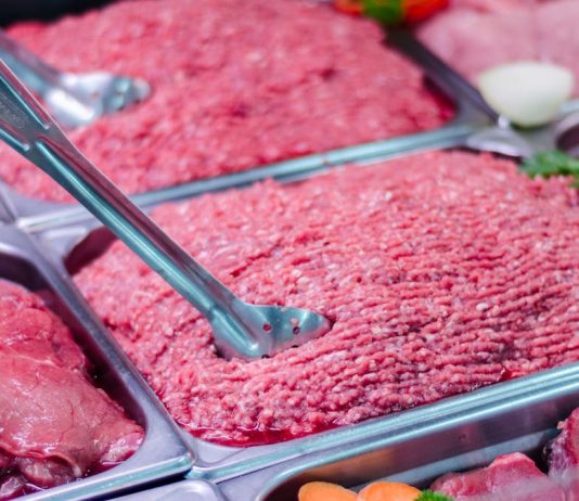 Ne kupujte mleveno meso ako vidite ove bele tragove: Mesari otkrili šta se krije iza „super cene“ u marketima