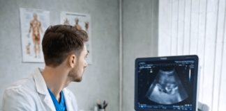 Šezdesetšestogodišnja Larisa otišla je kod ginekologa tvrdeći da je u devetom mesecu trudnoće – ali kada ju je lekar pregledao, zatekao je nešto što ga je užasnulo 😨😱 Šezdesetšestogodišnja Larisa otišla je kod ginekologa tvrdeći da je u devetom mesecu trudnoće – ali kada ju je lekar pregledao, zatekao je nešto što ga je užasnulo 😨😱 - featured image