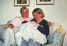 Imala sam samo 1 sliku sa biološkom majkom dok me je predavala usvojiteljki: Više od 20 godina sam je tražila, a onda stiže poruka koja mi je promenila život Imala sam samo 1 sliku sa biološkom majkom dok me je predavala usvojiteljki: Više od 20 godina sam je tražila, a onda stiže poruka koja mi je promenila život - featured image