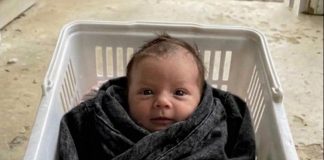 Na svom trijemu pronašla sam bebu zamotanu u traper jaknu moje nestale kćeri — a poruka koju sam izvukla iz džepa toliko me sledila da su mi se ruke počele tresti. Na svom trijemu pronašla sam bebu zamotanu u traper jaknu moje nestale kćeri — a poruka koju sam izvukla iz džepa toliko me sledila da su mi se ruke počele tresti. - featured image