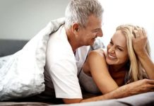 Šta muškarci u 50-ima potajno žele u krevetu, a boje se tražiti