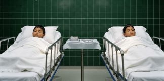 Tijekom obdukcije blizanaca, liječnik čuje dječji smijeh i primjećuje jedan šokantan detalj na tijelima…