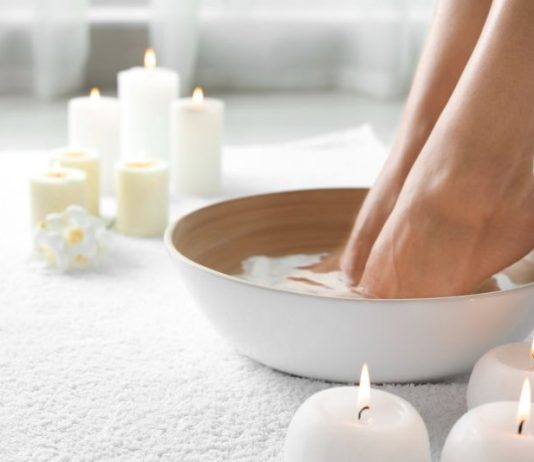 NEVJEROJATNI REZULTATI NAMAKANJA STOPALA U JABUČNOM OKTU: ISPROBAJTE OVU JEDNOSTAVNU METODU