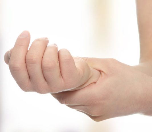 KOJA RUKA BOLI PRED INFARKT: Srčani udar najavljuje ovaj rani simptom, sprečava