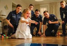 Mala devojčica je pozvala policiju zbog zvuka ispod kreveta — otkriće je iznenadilo sve.