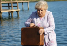 Slučajno sam vidjela snahu kako baca stari smeđi kofer u duboko jezero: odmah mi je izgledalo veoma čudno, a kada sam izvukla kofer iz vode, užasnula sam se onim što je bilo unutra