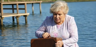 Slučajno sam vidjela snahu kako baca stari smeđi kofer u duboko jezero: odmah mi je izgledalo veoma čudno, a kada sam izvukla kofer iz vode, užasnula sam se onim što je bilo unutra