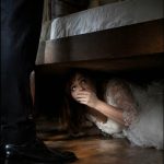 Na našu prvu bračnu noć, odlučila sam da se našalim sa mužem i sakrila se ispod kreveta da ga iznenadim. Ali kada su se vrata otvorila, nije moj muž ušao u sobu – to je bio stranac 😱 - featured image