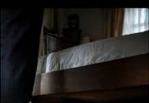 Na našu prvu bračnu noć, odlučila sam da se našalim sa mužem i sakrila se ispod kreveta da ga iznenadim. Ali kada su se vrata otvorila, nije moj muž ušao u sobu – to je bio stranac 😱 Na našu prvu bračnu noć, odlučila sam da se našalim sa mužem i sakrila se ispod kreveta da ga iznenadim. Ali kada su se vrata otvorila, nije moj muž ušao u sobu – to je bio stranac 😱 - featured image