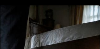 Na našu prvu bračnu noć, odlučila sam da se našalim sa mužem i sakrila se ispod kreveta da ga iznenadim. Ali kada su se vrata otvorila, nije moj muž ušao u sobu – to je bio stranac 😱 Na našu prvu bračnu noć, odlučila sam da se našalim sa mužem i sakrila se ispod kreveta da ga iznenadim. Ali kada su se vrata otvorila, nije moj muž ušao u sobu – to je bio stranac 😱 - featured image