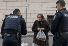 Policija je osetila sažaljenje prema jadnoj starici koja je nelegalno prodavala robu na ulici — ali kada se jedan od policajaca sagnuo da bolje pogleda povrće, žena je odmah uhapšena