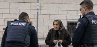 Policija je osetila sažaljenje prema jadnoj starici koja je nelegalno prodavala robu na ulici — ali kada se jedan od policajaca sagnuo da bolje pogleda povrće, žena je odmah uhapšena