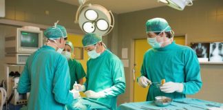 Zašto su hirurške uniforme uvek u plavoj ili zelenoj boji: Postoji važan razlog