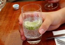 Gazirana ili negazirana voda? Dokazano zbog koje mršavite, a koja pravi problem u stomaku