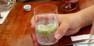 Gazirana ili negazirana voda? Dokazano zbog koje mršavite, a koja pravi problem u stomaku