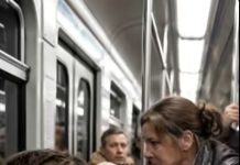 Zar te nisu naučili da ustupiš svoje mjesto starijim ljudima?! — viknuo je putnik u metrou: Ali mladić je uradio nešto što niko nije očekivao