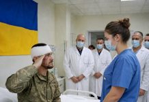 Ljekari su se podsmjehivali novoj medicinskoj sestri, sve dok joj ranjeni vojnik iznenada nije salutirao….