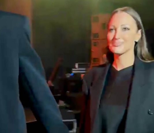 Aleksandra Prijović zakasnila na koncert, pa ukrala svu pažnju: Žurila, a ruku joj ne pušta ovaj muškarac