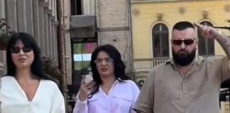PRIVUKAO PAŽNJU JAVNOSTI: Buba Corelli prošetao gradom sa svoje dvije žene