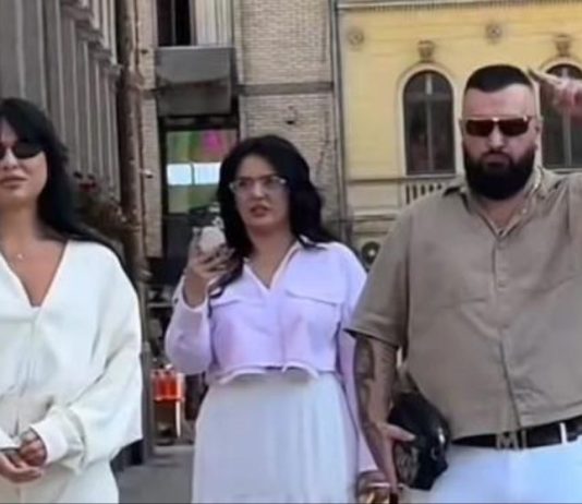 PRIVUKAO PAŽNJU JAVNOSTI: Buba Corelli prošetao gradom sa svoje dvije žene