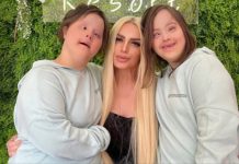 “Rekli su mi da ih DAM U DOM, a da ja nastavim da živim”: Sara je sa 19 godina rodila BLIZNAKINJE SA DAUNOVIM SINDROMOM i postala majka-lavica kojoj se divi cijeli region!