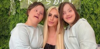 “Rekli su mi da ih DAM U DOM, a da ja nastavim da živim”: Sara je sa 19 godina rodila BLIZNAKINJE SA DAUNOVIM SINDROMOM i postala majka-lavica kojoj se divi cijeli region!