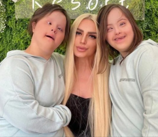 “Rekli su mi da ih DAM U DOM, a da ja nastavim da živim”: Sara je sa 19 godina rodila BLIZNAKINJE SA DAUNOVIM SINDROMOM i postala majka-lavica kojoj se divi cijeli region!