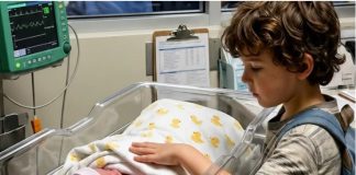 Osam najpoznatijih doktora u zemlji proveli su sate pokušavajući da spase sina milijardera, ali su u nekom trenutku čak i oni prestali da vjeruju da dječak može biti vraćen u život… a onda je beskućnik sa ulice slučajno ušlo u bolničku sobu i primijetilo jedan mali detalj koji nijedna odrasla osoba nije vidjela…